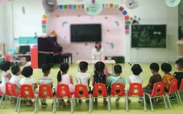 幼兒園中班數(shù)學有趣的圖形教案